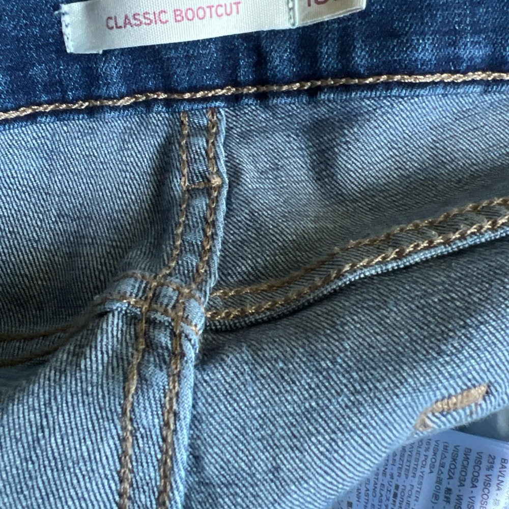 Levis Woman’s Classic Boot Cut Stretch Dark Wash Size 18W - Picture 4 of 10